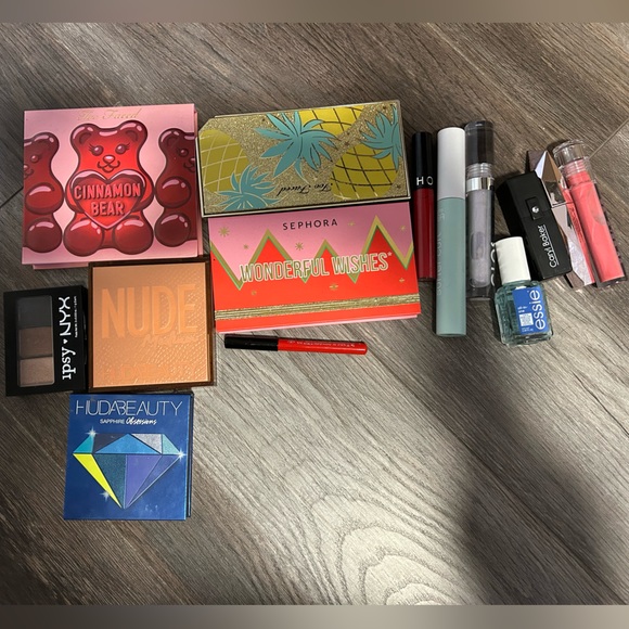 Makeup - Picture 1 of 2